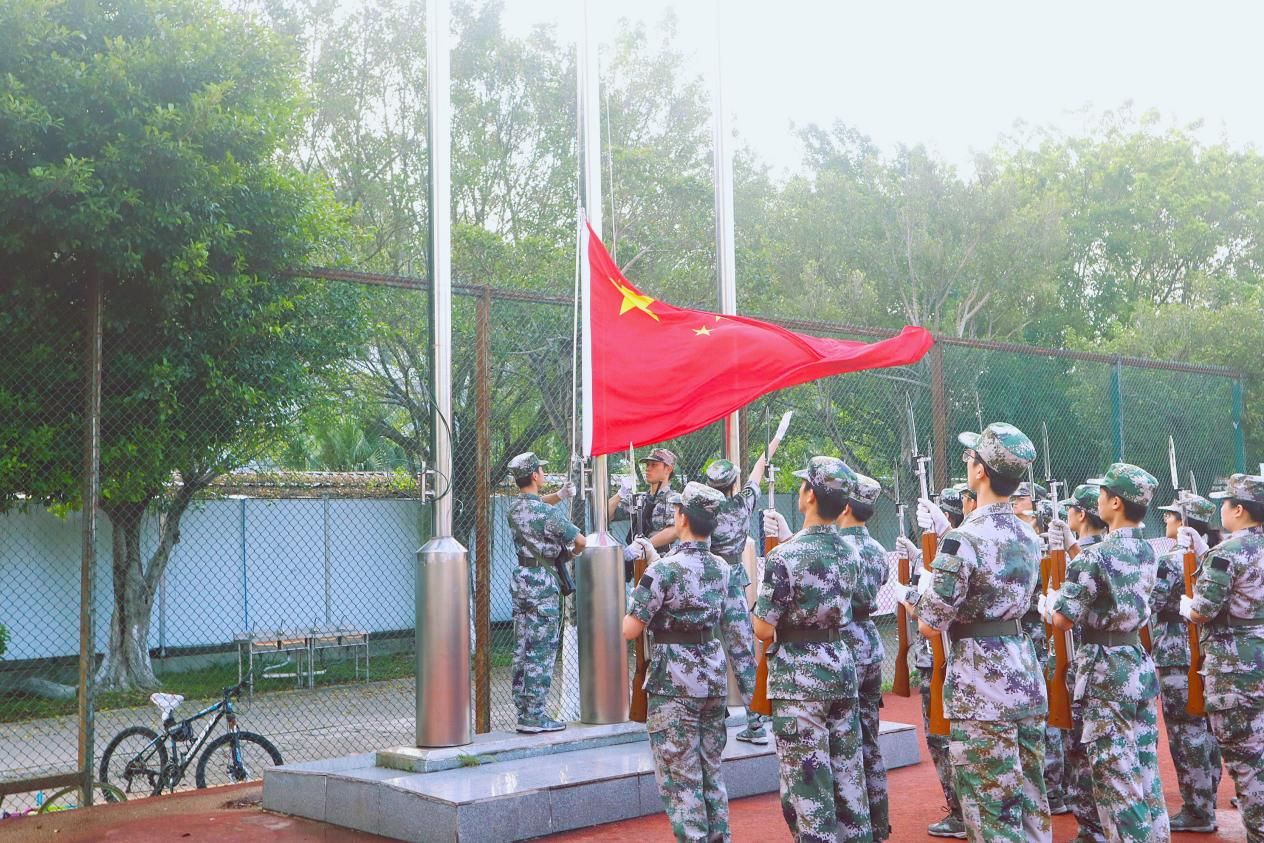 化学化工学院举办升旗仪式