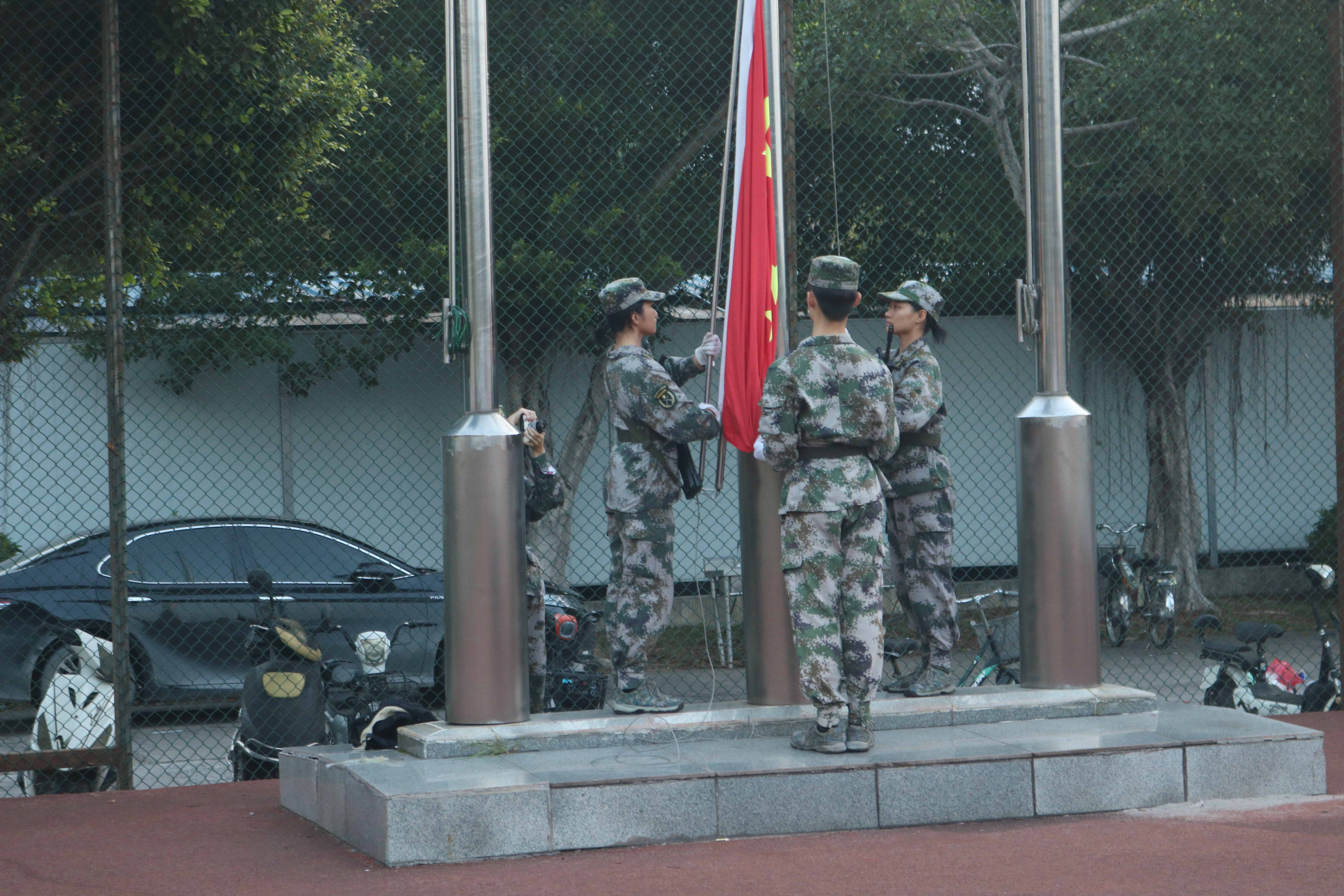 化学化工学院举行升旗仪式