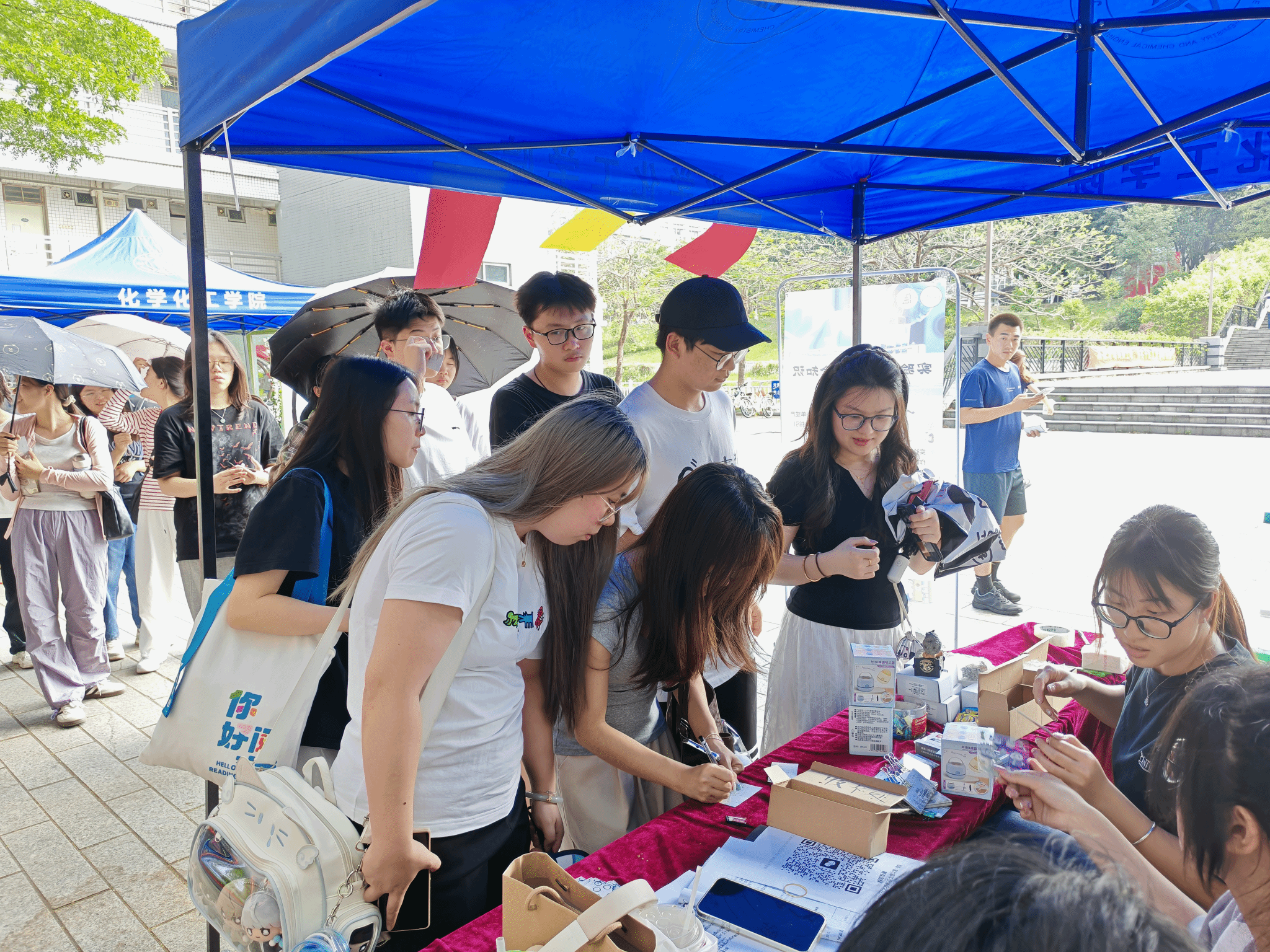 化学化工学院举行第六届实验室安全知识竞赛摆摊宣传活动