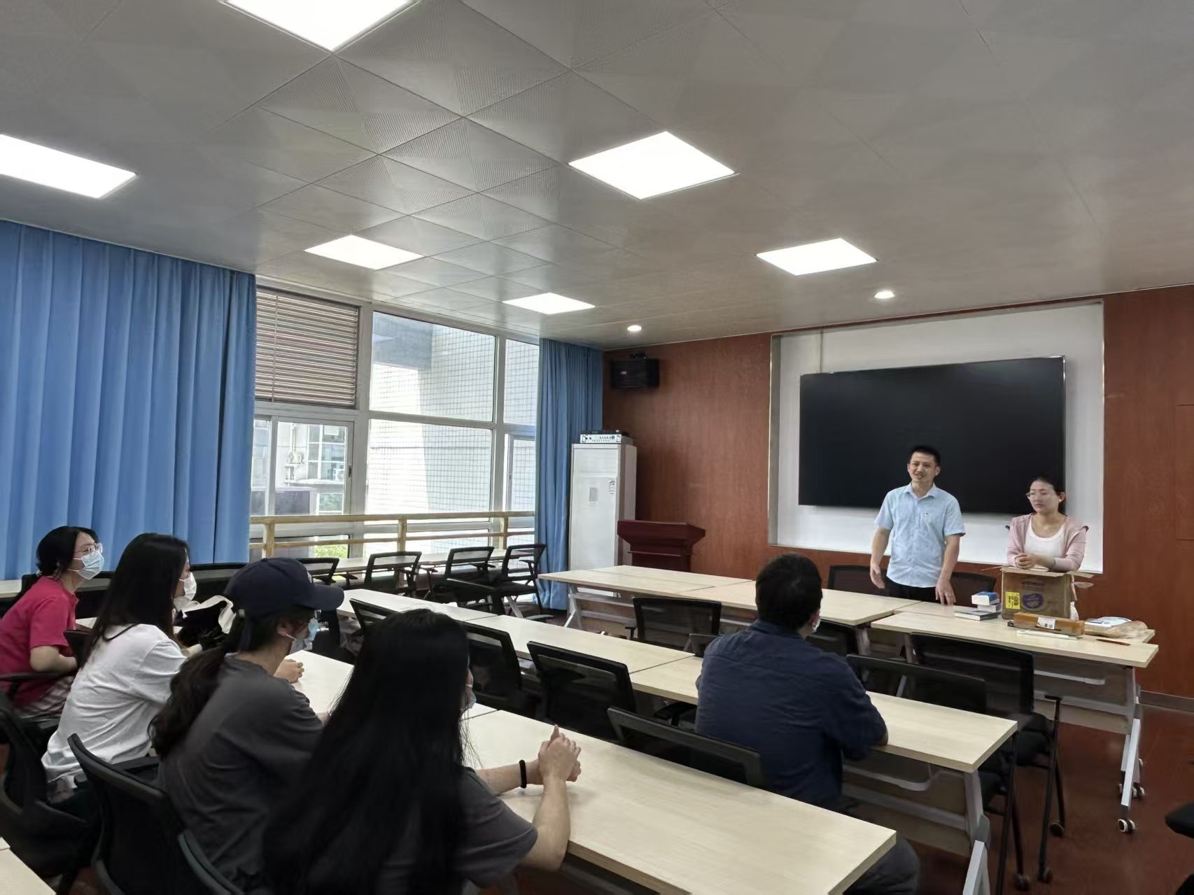 化学化工学院开展“点亮微心愿”家庭经济困难学生资助活动