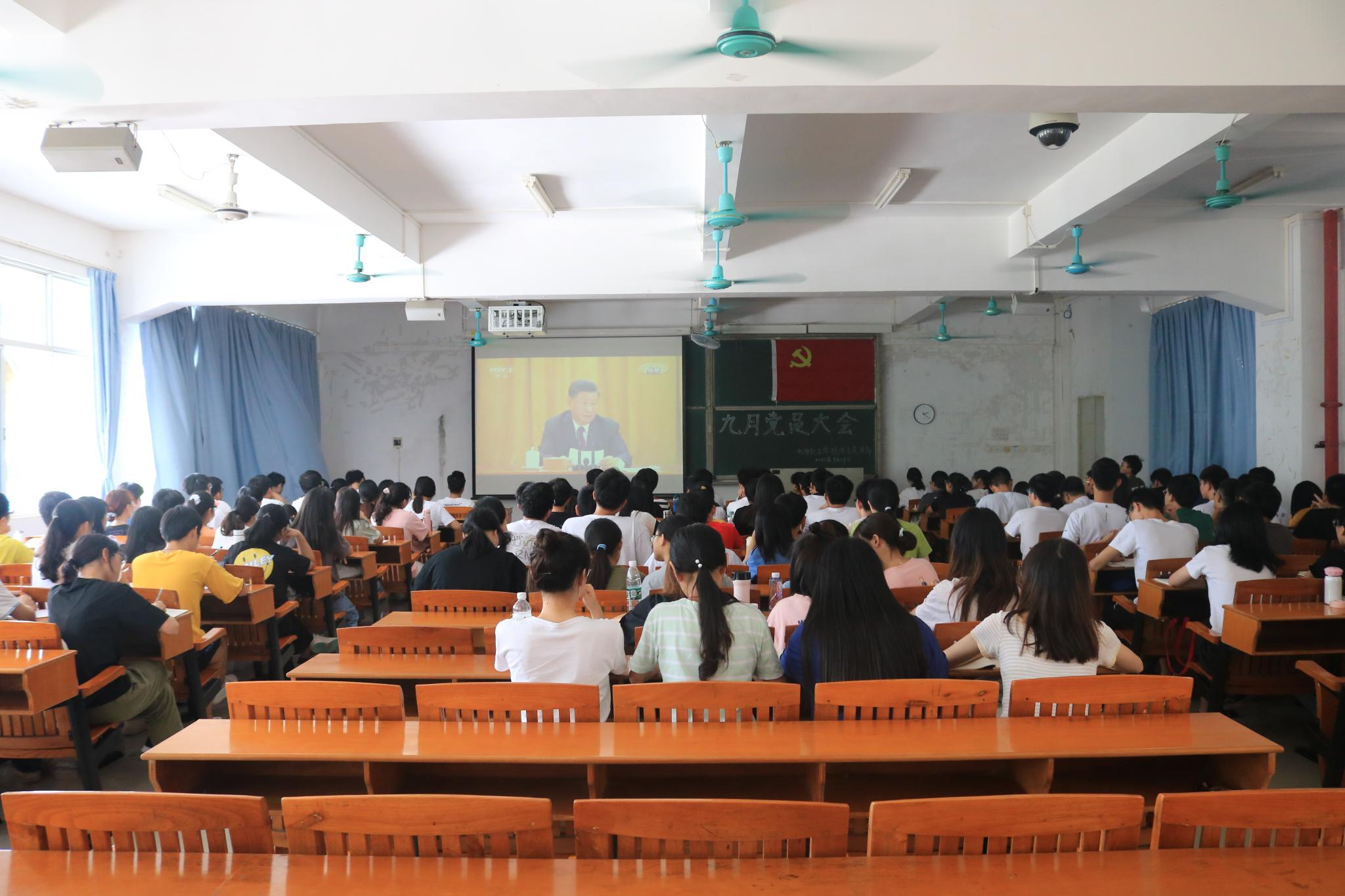 敬抗疫英雄 弘抗疫精神——化学化工学院学生党支部组织观看《全国抗击新冠肺炎疫情表彰大会》纪实视频