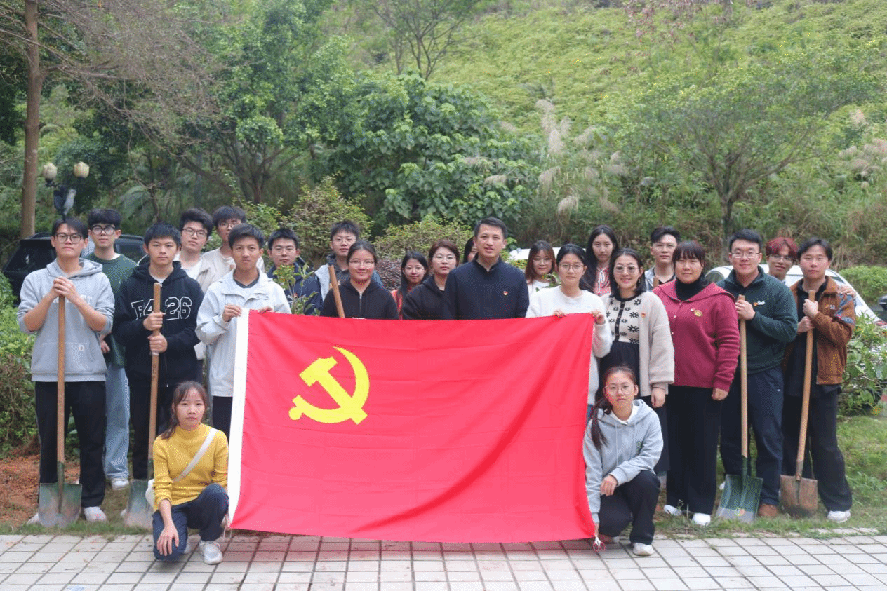 化学化工学院学生党支部开展“绿美校园”植树党日活动